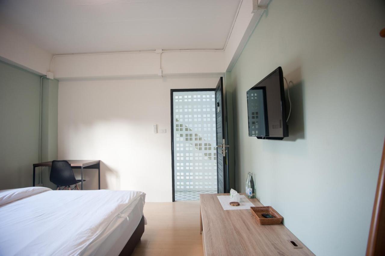 Baan Ploy In (Adults Only) Hostel Chiang Mai Exterior photo