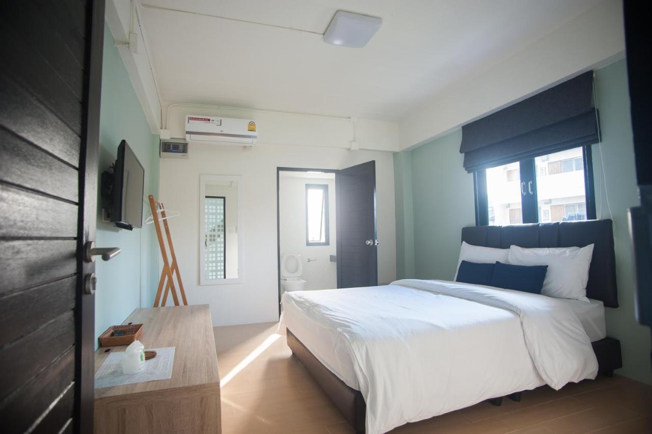 Baan Ploy In (Adults Only) Hostel Chiang Mai Exterior photo