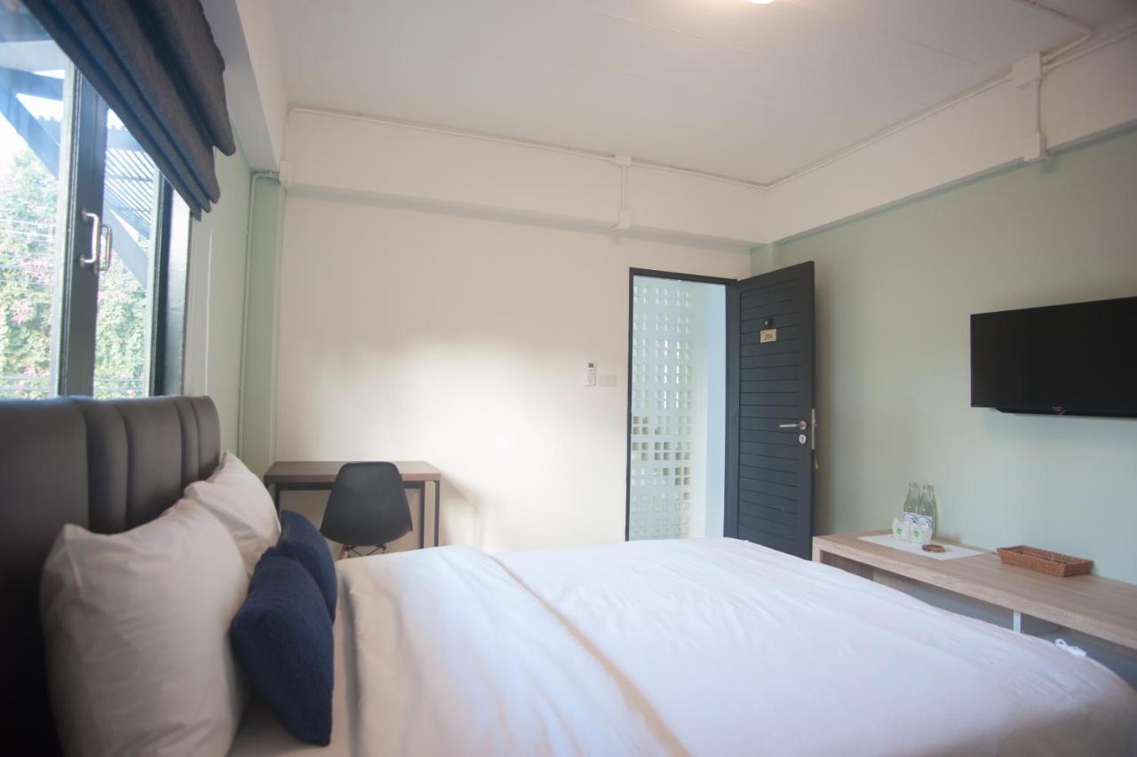 Baan Ploy In (Adults Only) Hostel Chiang Mai Exterior photo