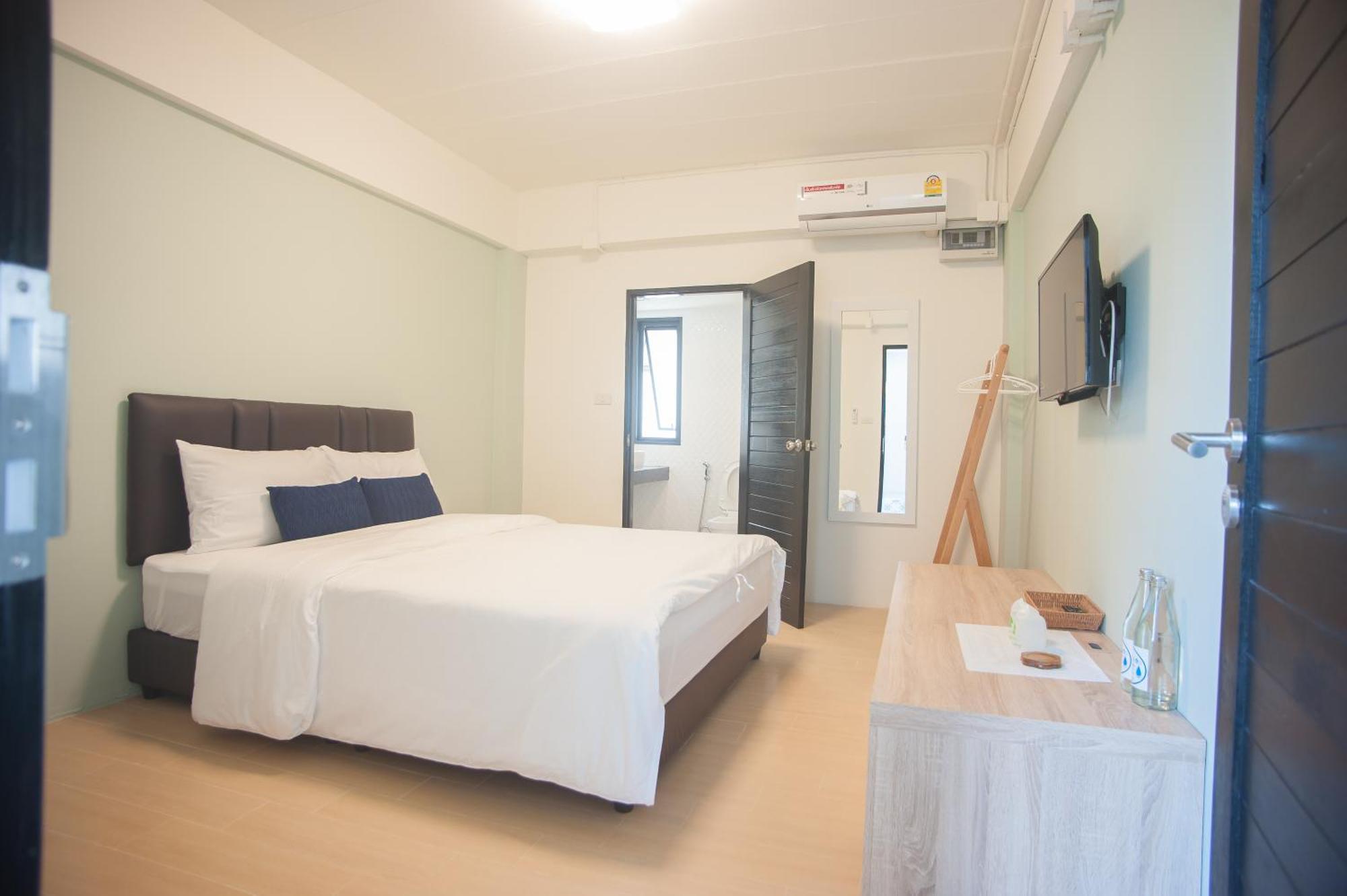 Baan Ploy In (Adults Only) Hostel Chiang Mai Exterior photo