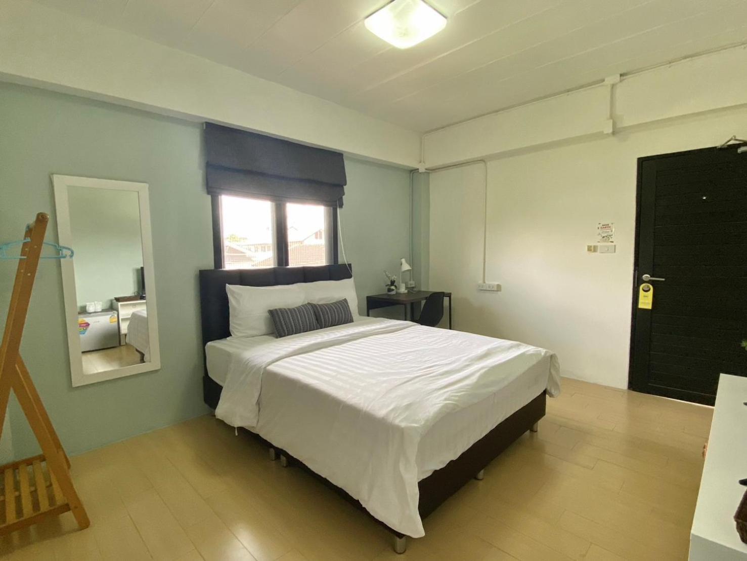 Baan Ploy In (Adults Only) Hostel Chiang Mai Exterior photo