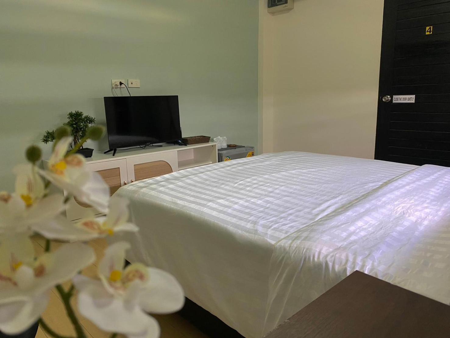 Baan Ploy In (Adults Only) Hostel Chiang Mai Exterior photo