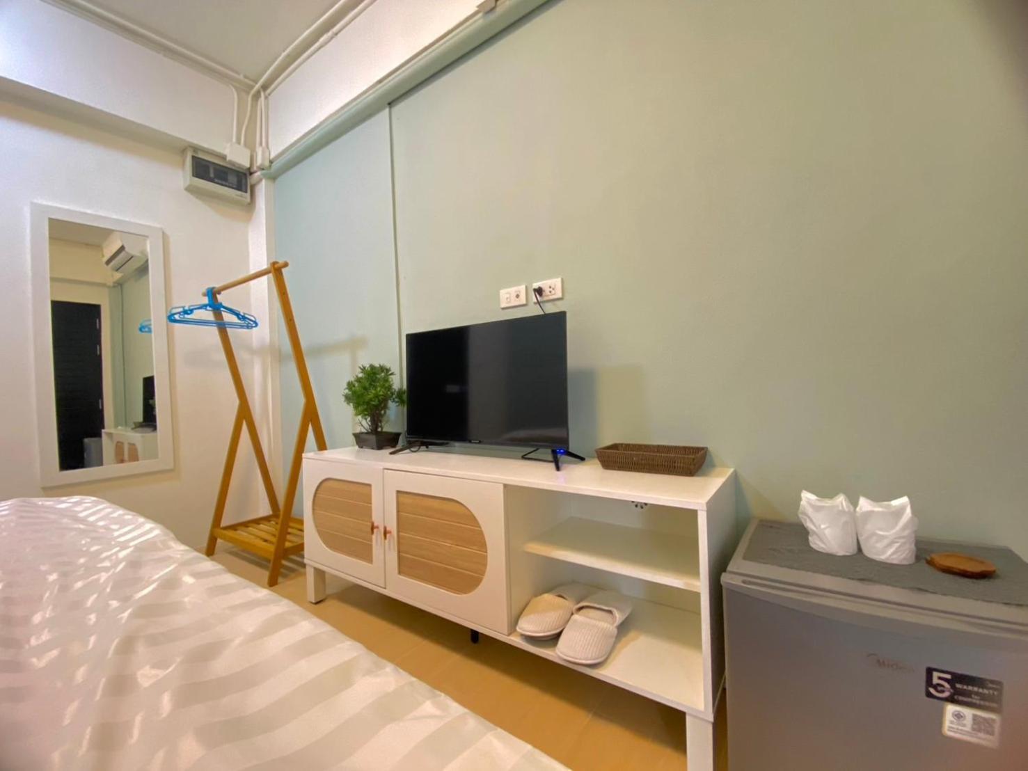 Baan Ploy In (Adults Only) Hostel Chiang Mai Exterior photo
