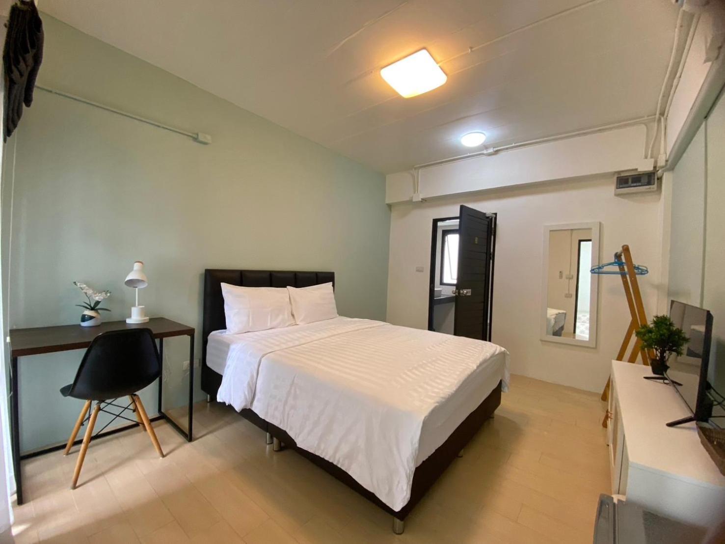 Baan Ploy In (Adults Only) Hostel Chiang Mai Exterior photo