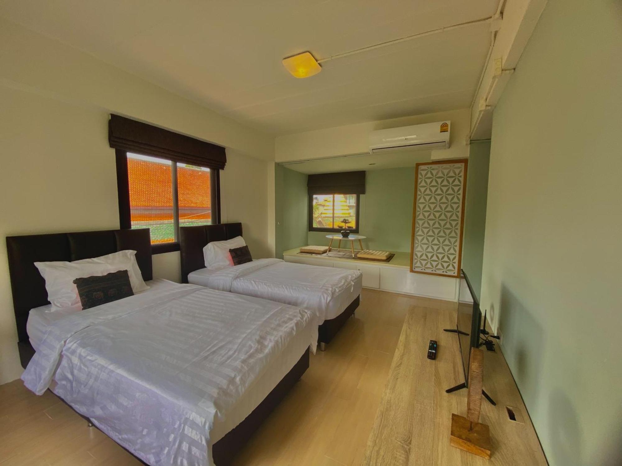 Baan Ploy In (Adults Only) Hostel Chiang Mai Exterior photo
