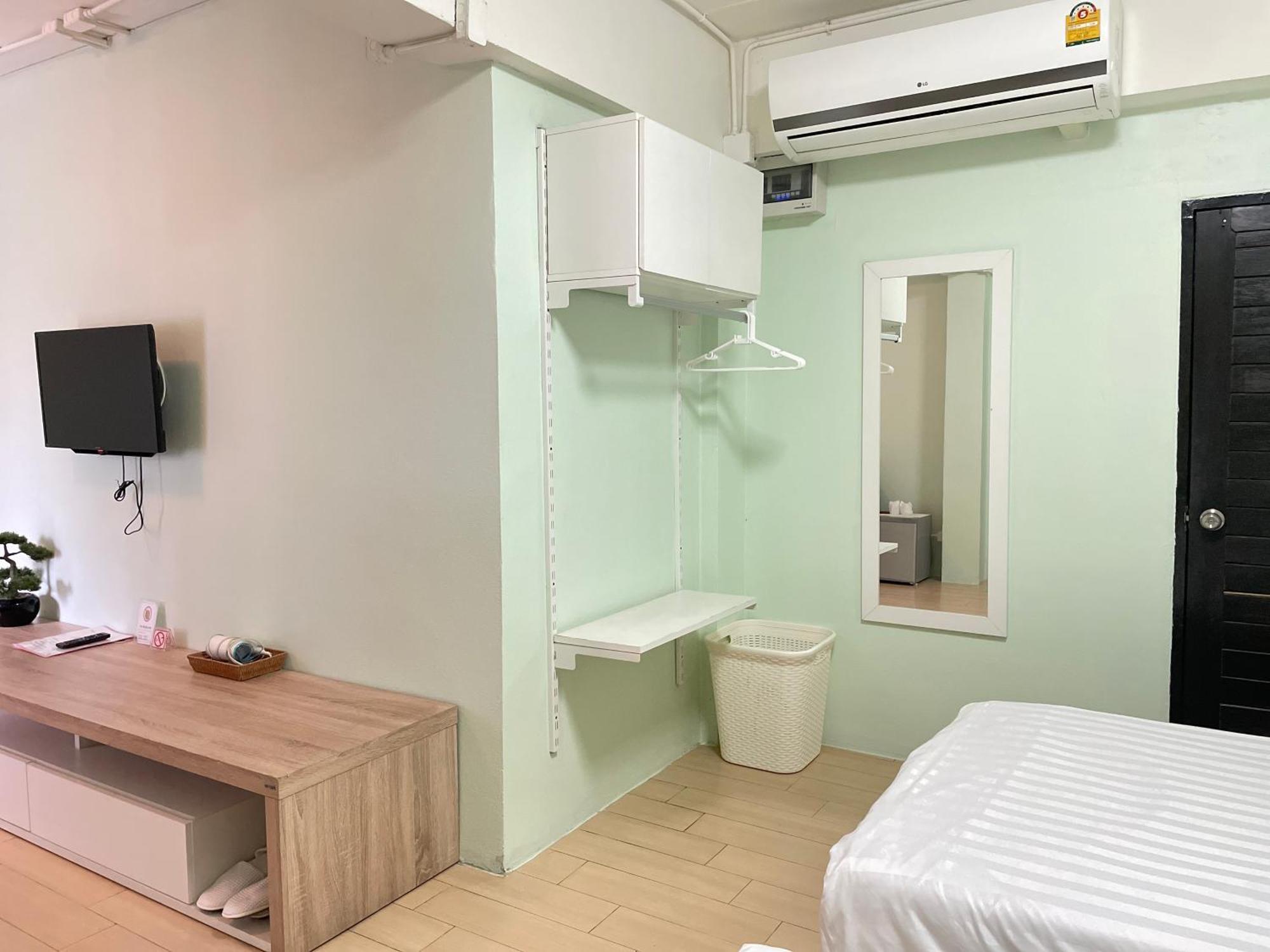 Baan Ploy In (Adults Only) Hostel Chiang Mai Exterior photo