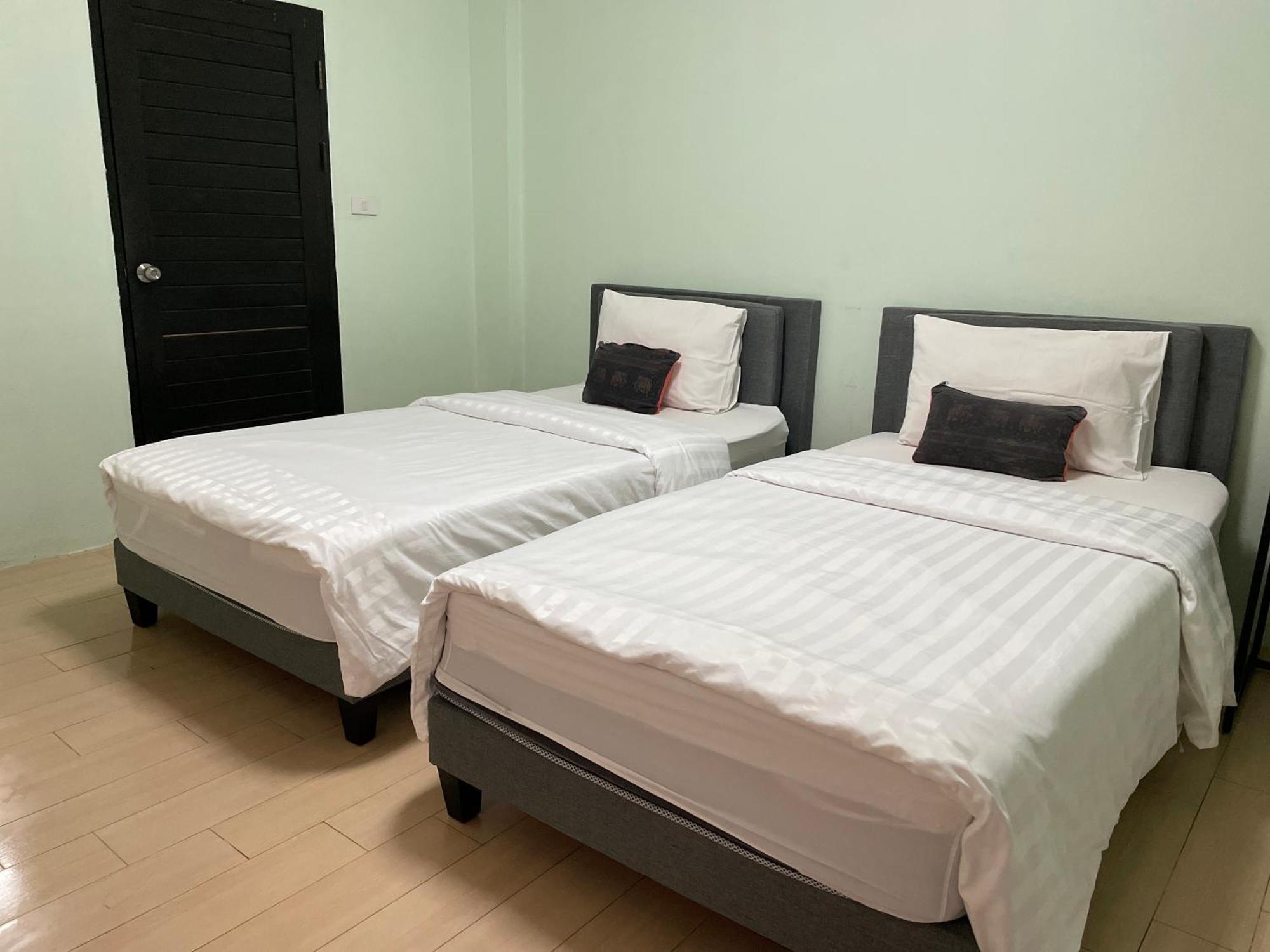 Baan Ploy In (Adults Only) Hostel Chiang Mai Exterior photo