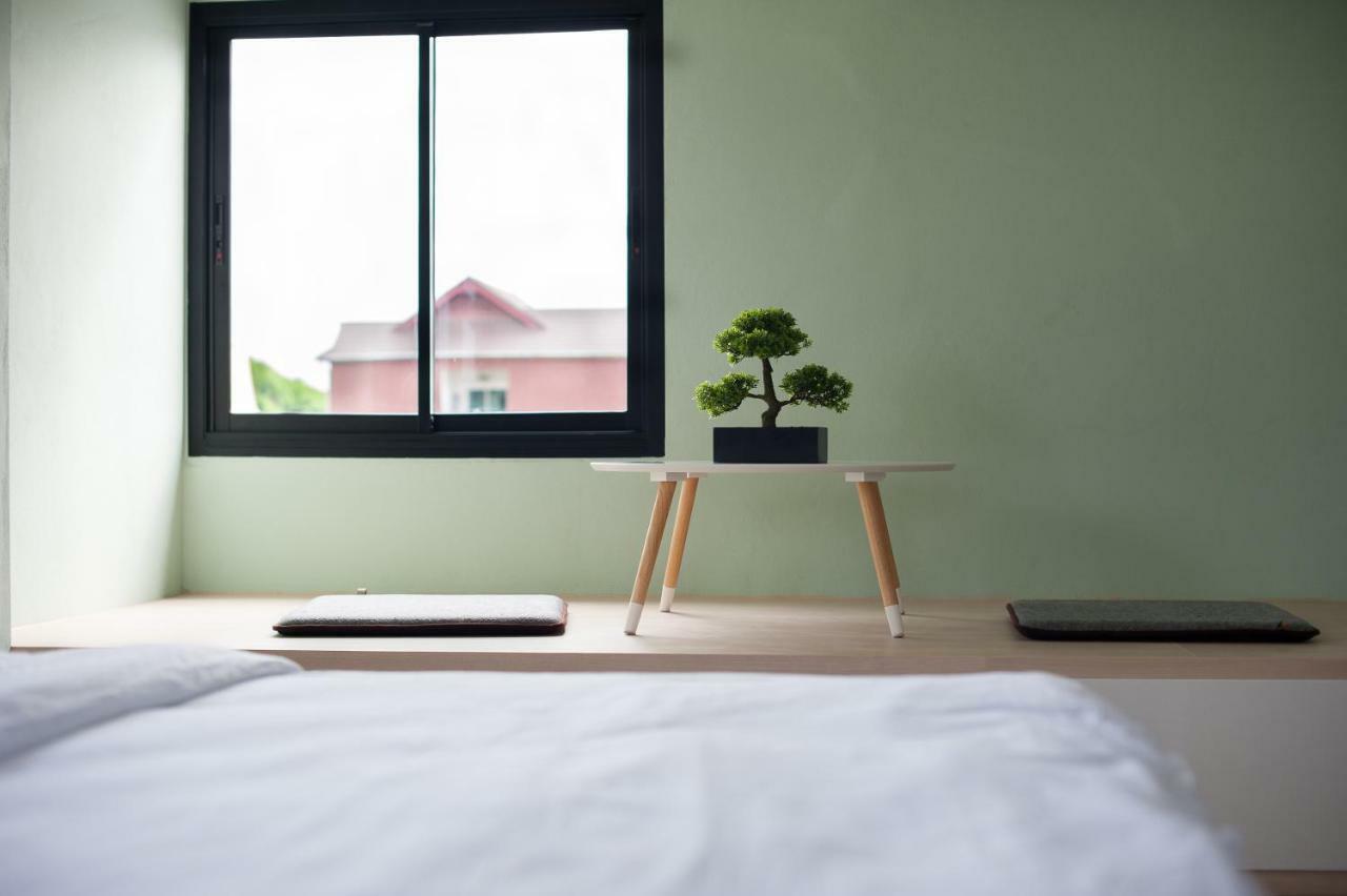 Baan Ploy In (Adults Only) Hostel Chiang Mai Exterior photo