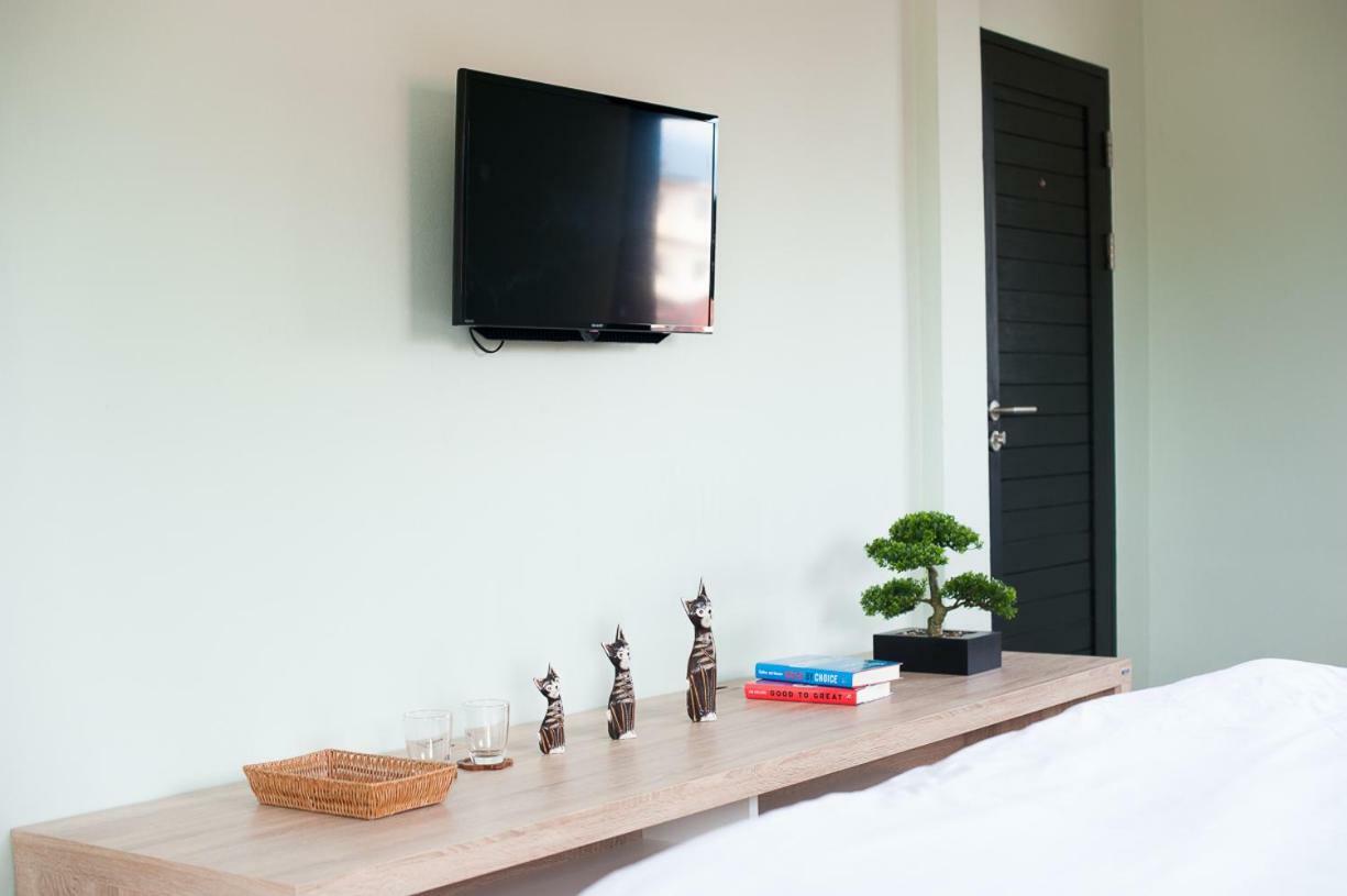 Baan Ploy In (Adults Only) Hostel Chiang Mai Exterior photo